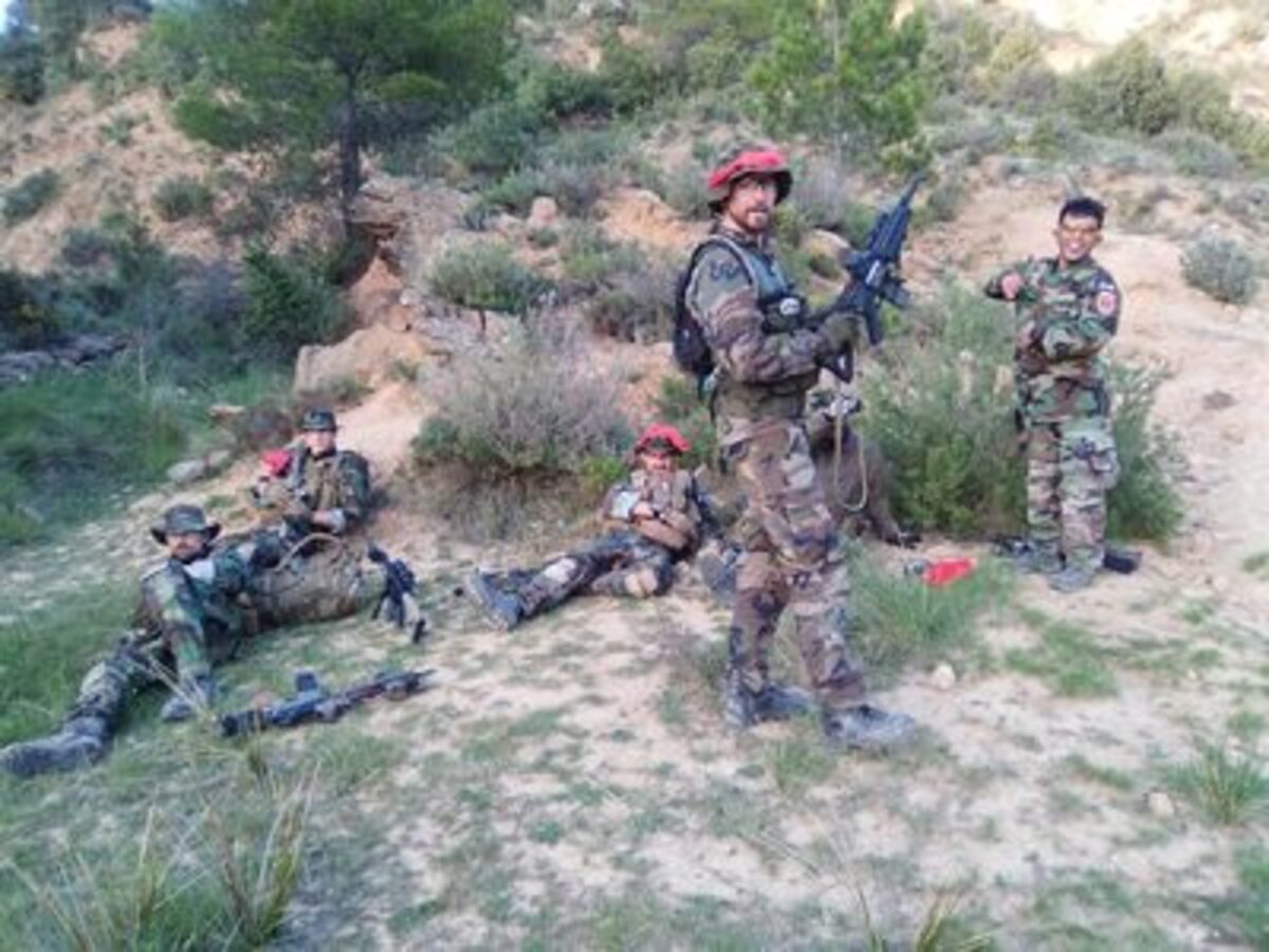 Varios participantes en la Operación Centauro, en plena acción en Bordón