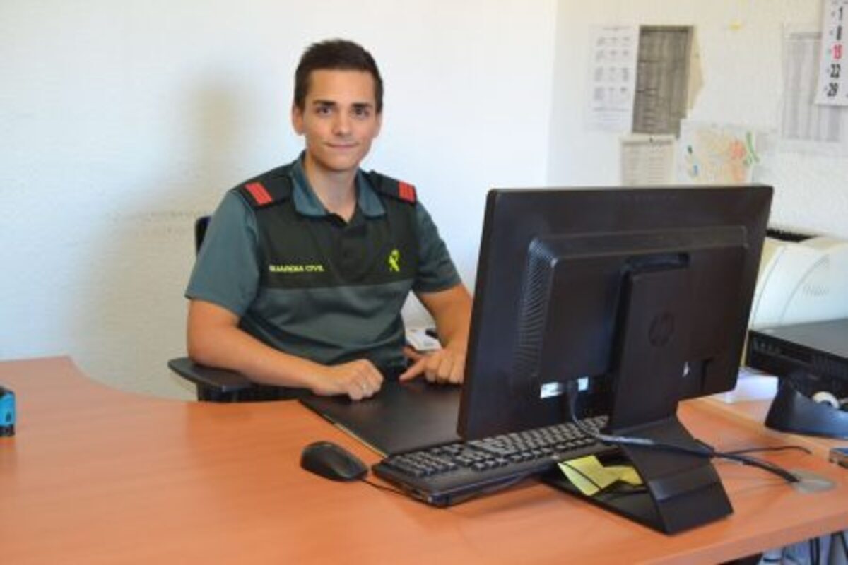 José Manuel Galbarro, cabo de la Guardia Civil de Caspe en su despacho