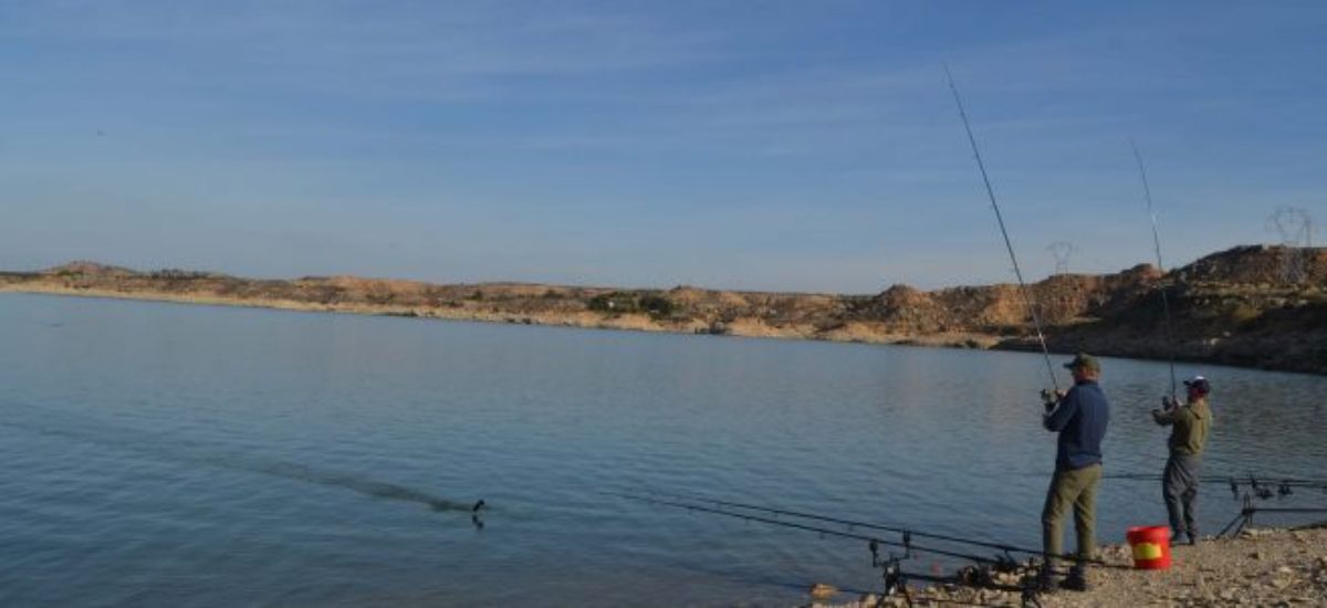 Los pescadores participando en un concurso social en el embalse de Meaquinenza