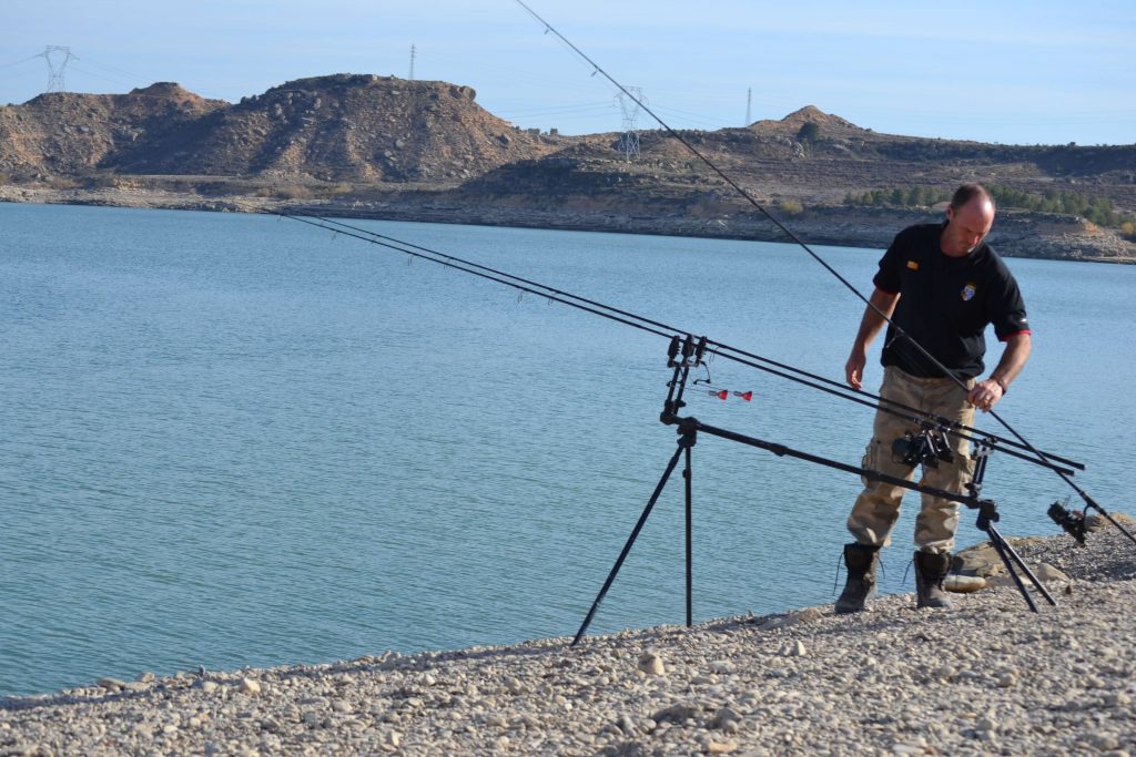 Un pescador en el embalse Mar de Aragón
