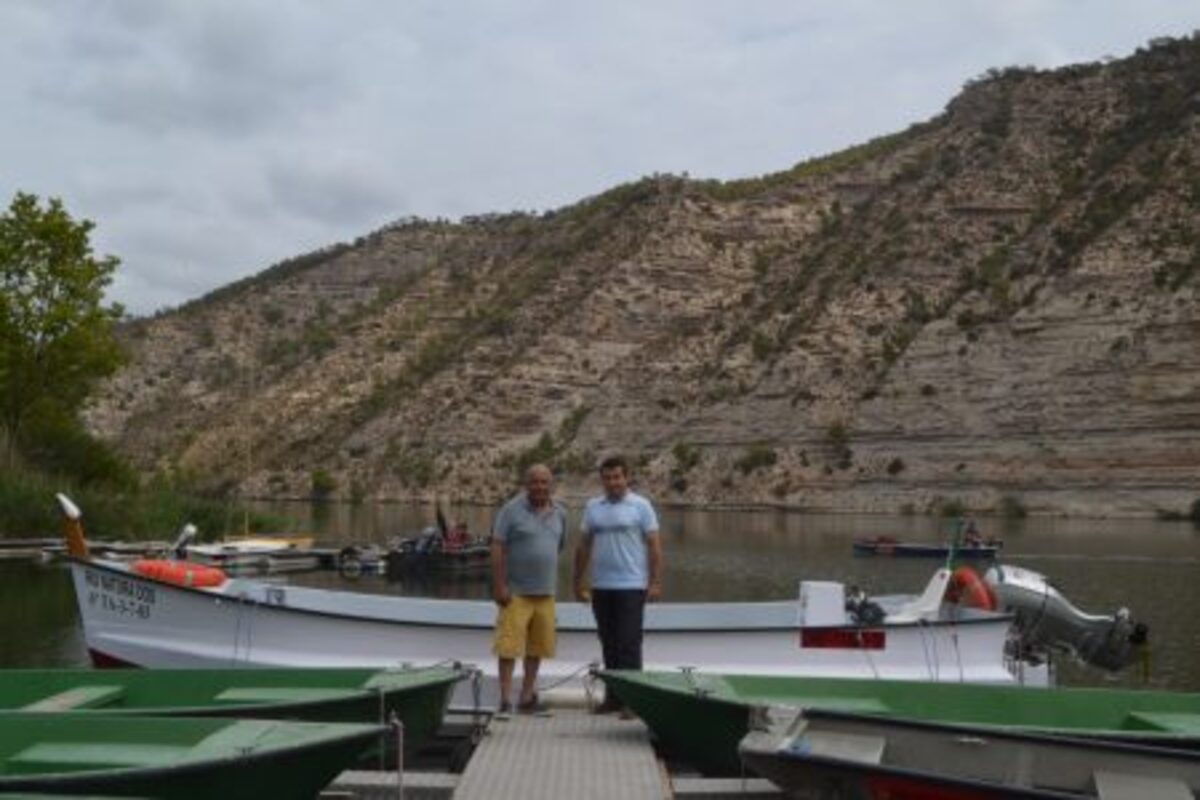 Vicedo y Cabistany ante una de las barcas del proyecto