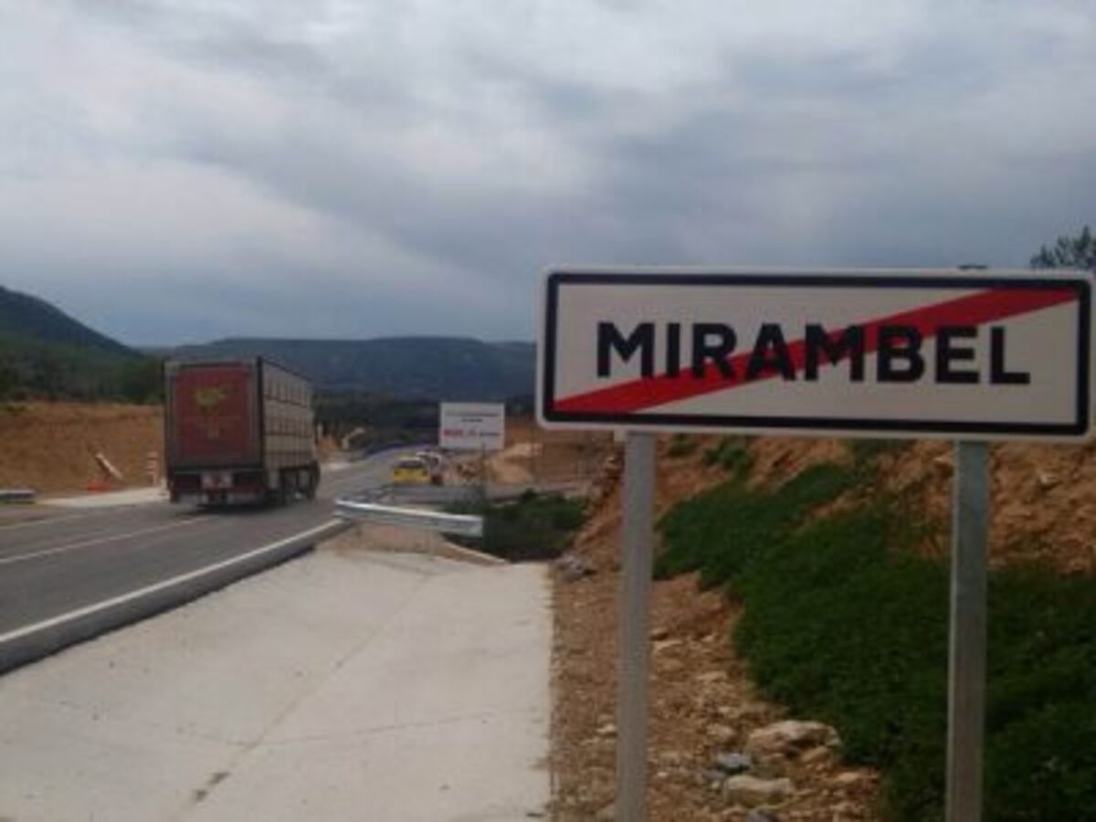 Estado actual de la carretera que atraviesa Mirambel, totalmente nueva