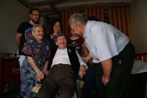 pascuala-e-iranzo-inmortales-en-la-comparsa-de-gigantes