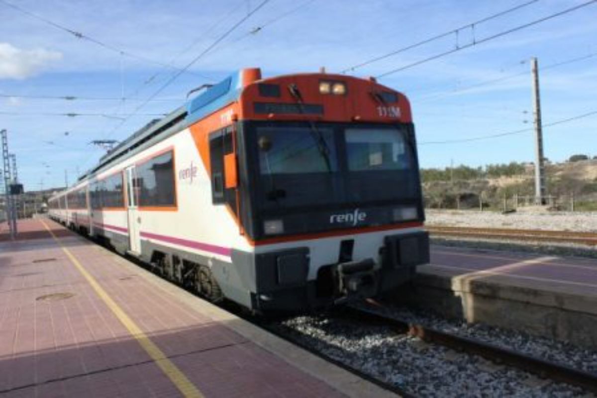 Imagen de uno de los trenes que pasa por la estación de Caspe.