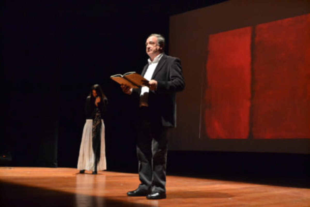 El caspolino Miguel Vizcaya junto a Lorena Villegas interpretando uno de los poemas de Lorca.