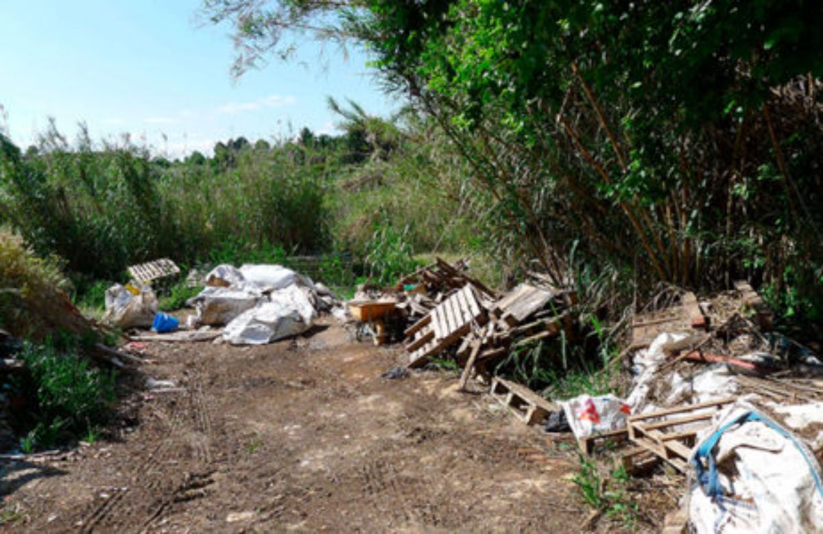 La zona se ha convertido en una escombrera y un pozo de aguas fecales ante la preocupación de los vecinos. l