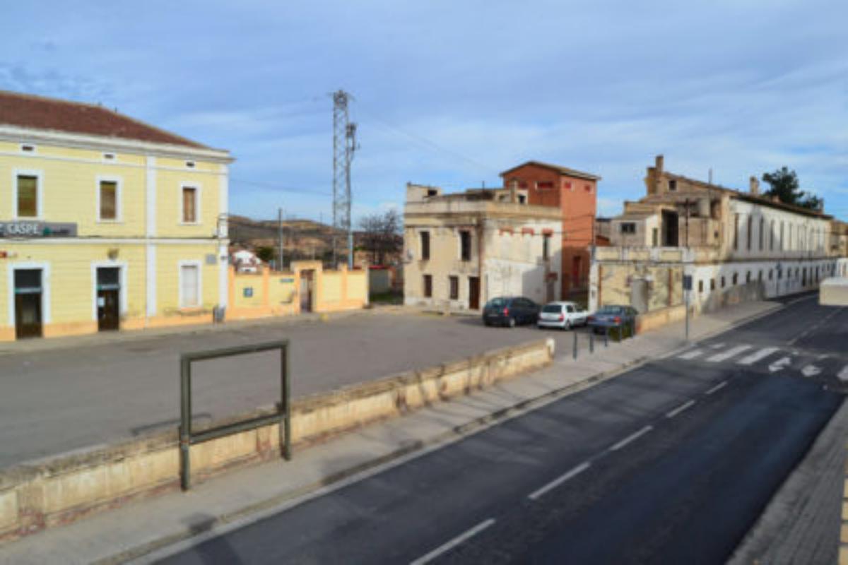 Las antiguas viviendas de los trabajadores de Renfe se encuentra situadas junto a la estación de tren de Caspe.