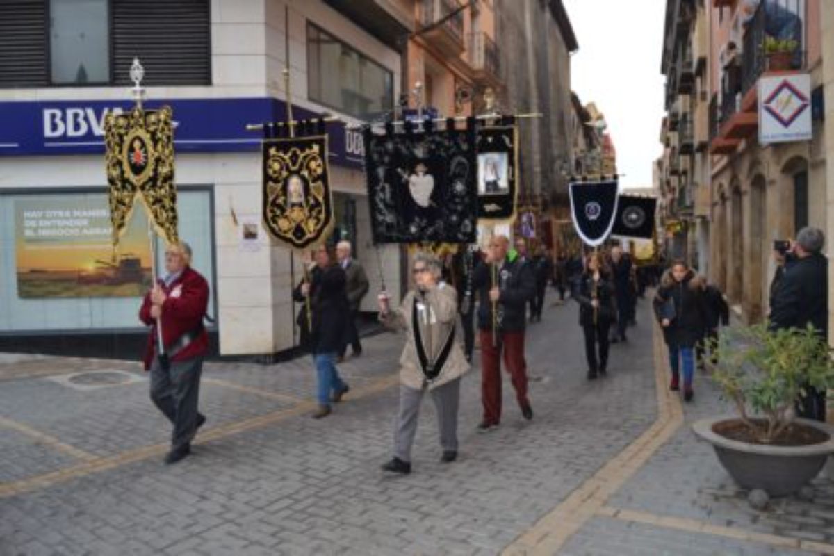 Cofradías con sus estandartes
