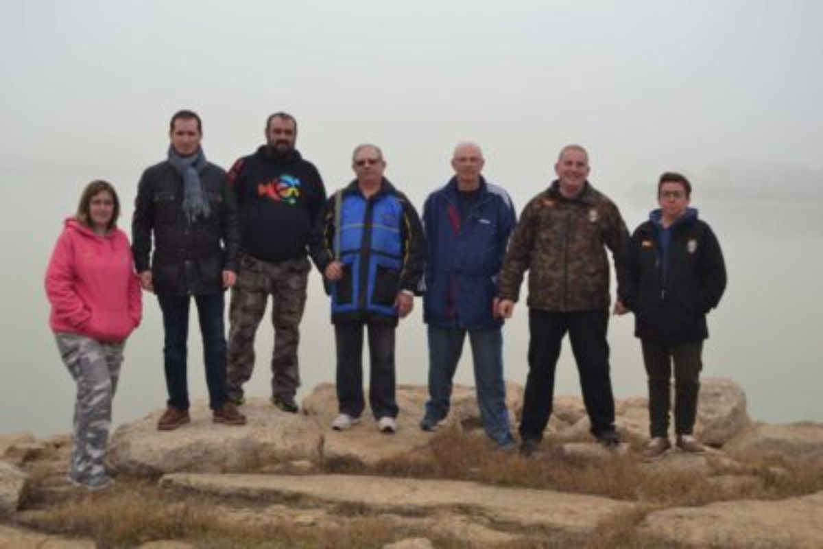 Representantes de todos los clubes de pesca de Caspe en el embalse de Mequinenza.
