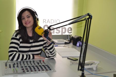 Laura Quílez al frente del Hoy Es Tu Día en Radio Caspe.