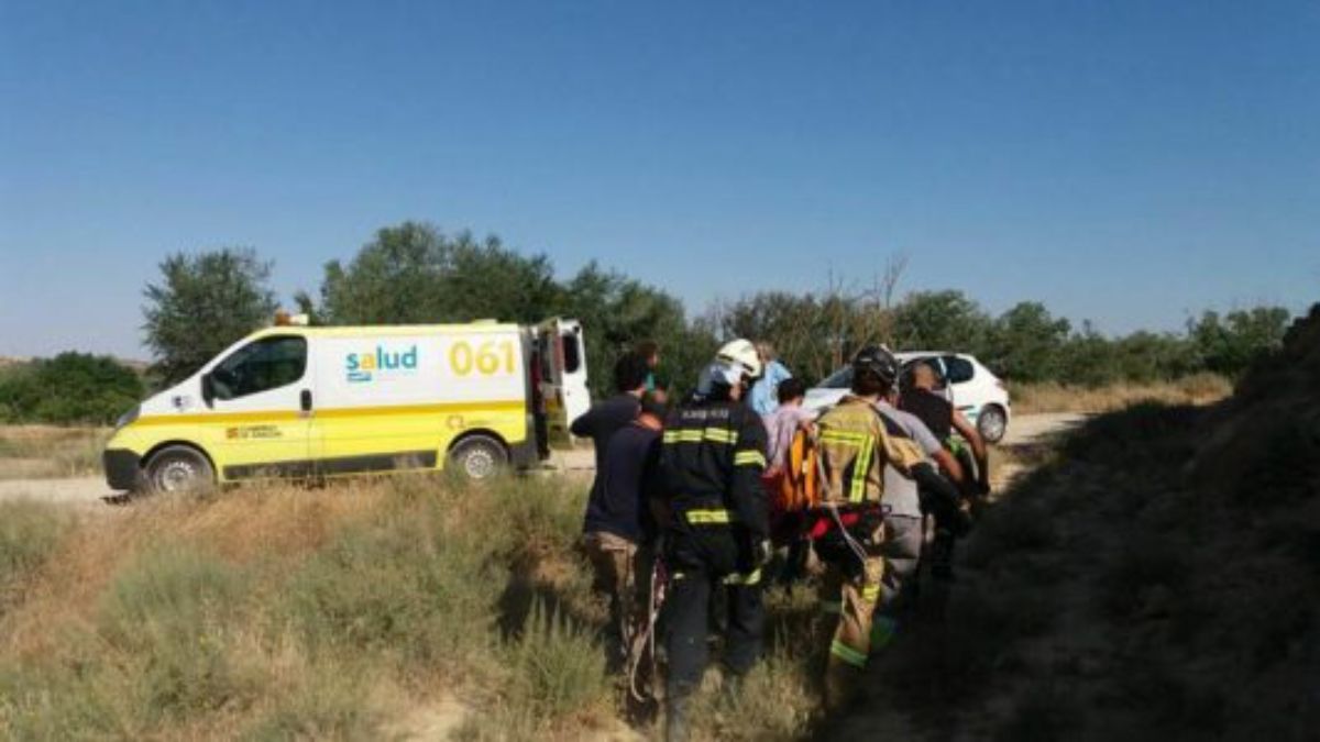 bomberos-caspe-rescatan-motorista-barranco-1