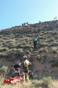 bomberos-caspe-rescatan-motorista-barranco-2