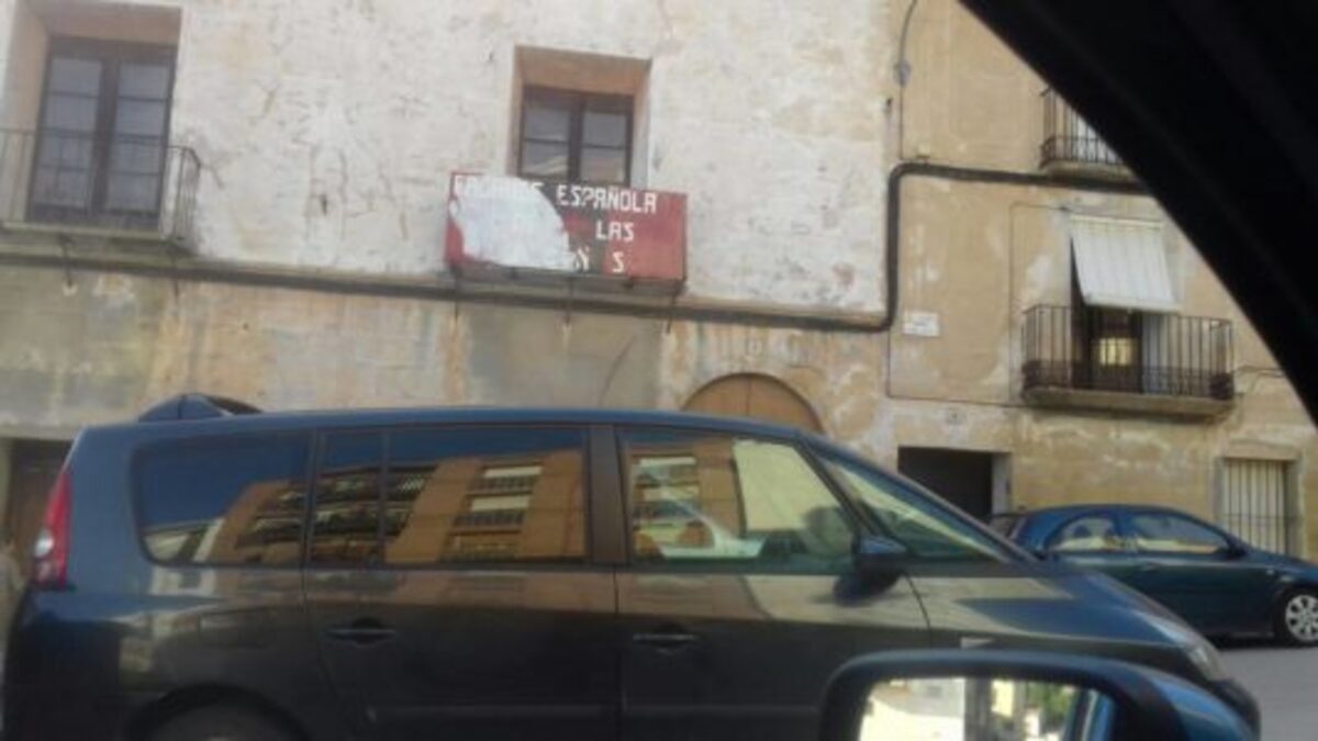 sede-falange-reivindica-castelseras-destapa-casos-similares