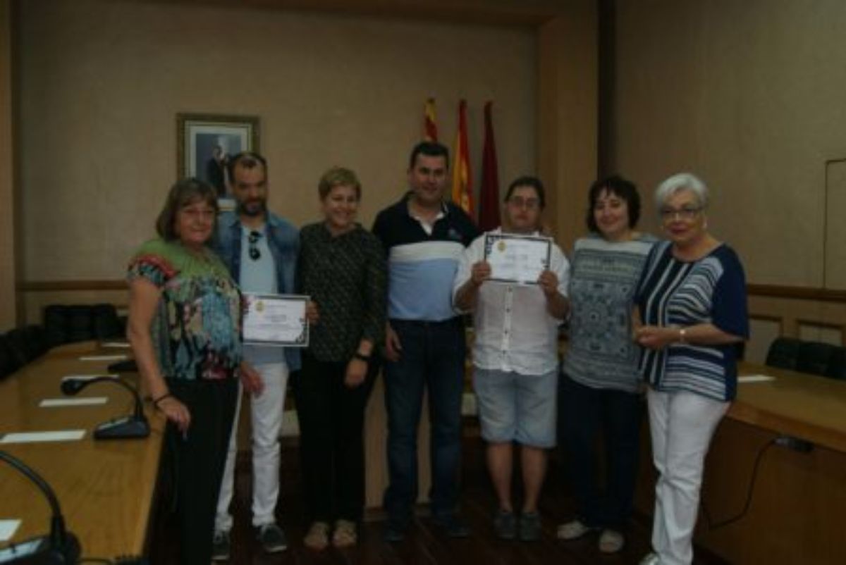 ayuntamiento-alcanizano-entrega-los-diplomas-a-alumnos-asociacion-canas