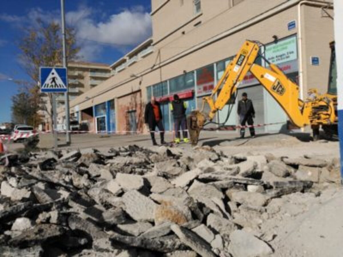 El alcalde de Alcañiz, Juan Carlos Gracia Suso, en las obras de la calle Valmuel