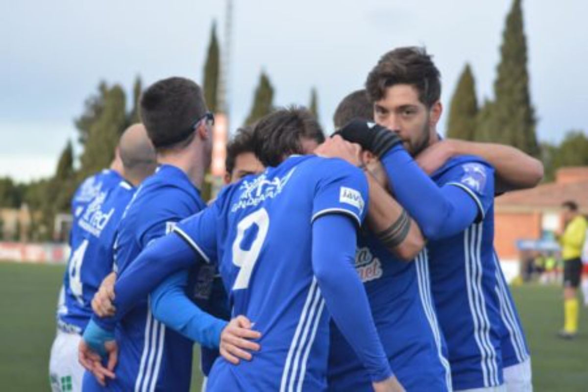 Algunos de los jugadores veteranos del Caspe celebrando un gol la pasada temporada.