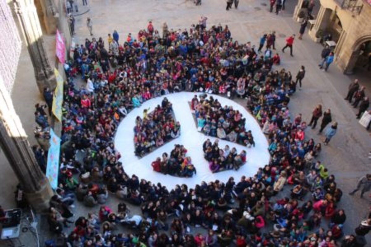 Niños de Alcañiz celebran el día escolar de la Paz