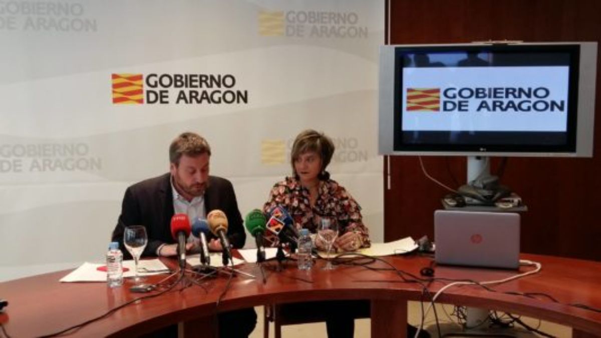 El consejero de Vertebración del Territorio, José Luis Soro, y la directora general de Vivienda, Mayte Andreu