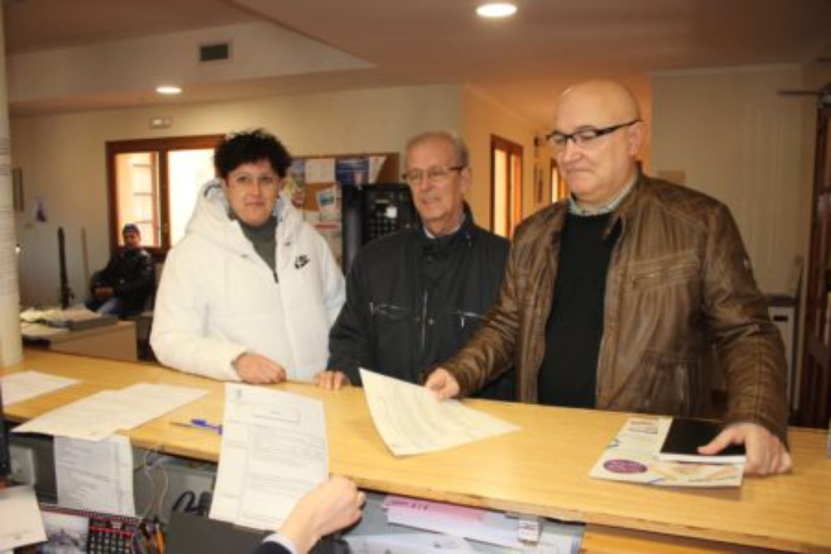 Los concejales del PSOE Isabel Herrera, Manuel Ponz y José María Andreu, en el registro del Ayuntamiento