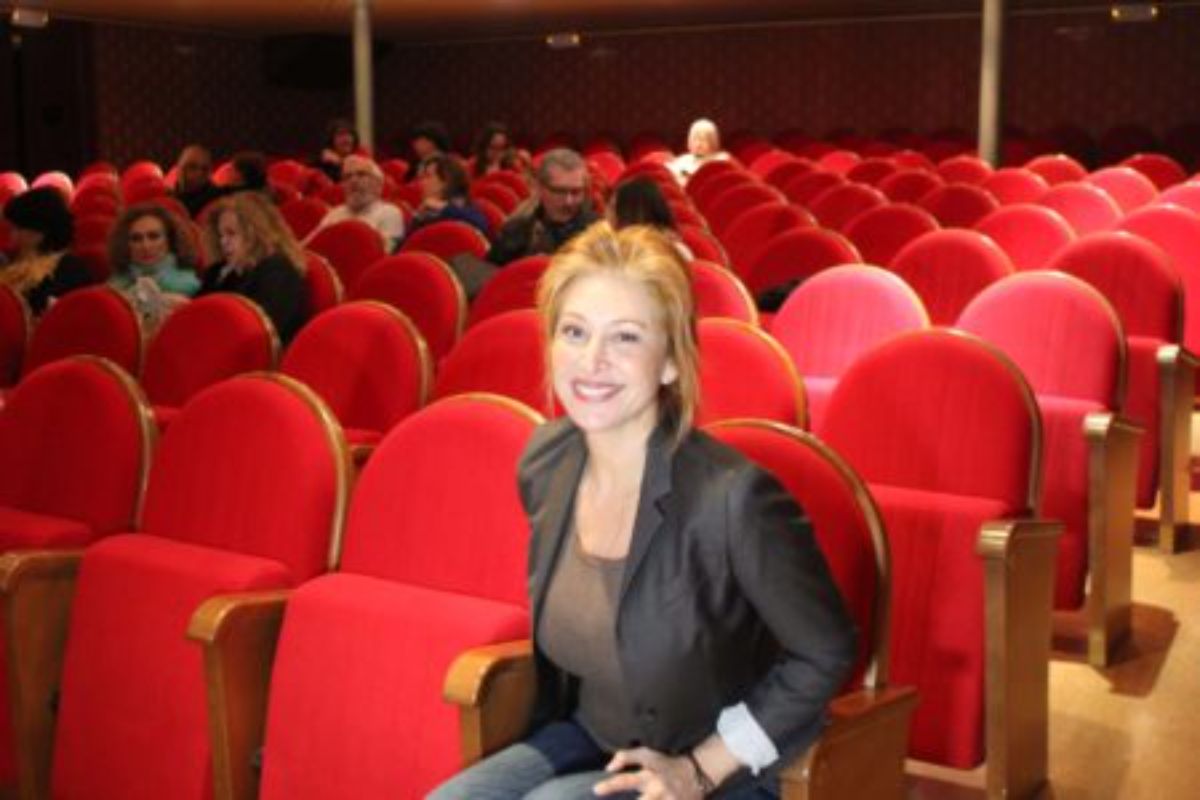 Teresa Viejo en el teatro de Alcañiz con motivo del Festival Aragón Negro