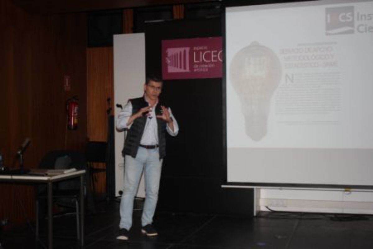 charla doctor francisco castro en el liceo