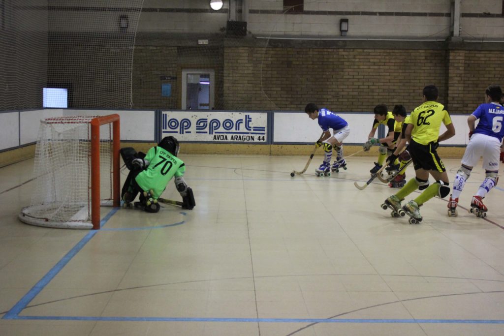 un jugador del translop alcaniz club patin dispara en el partido contra el raspeig