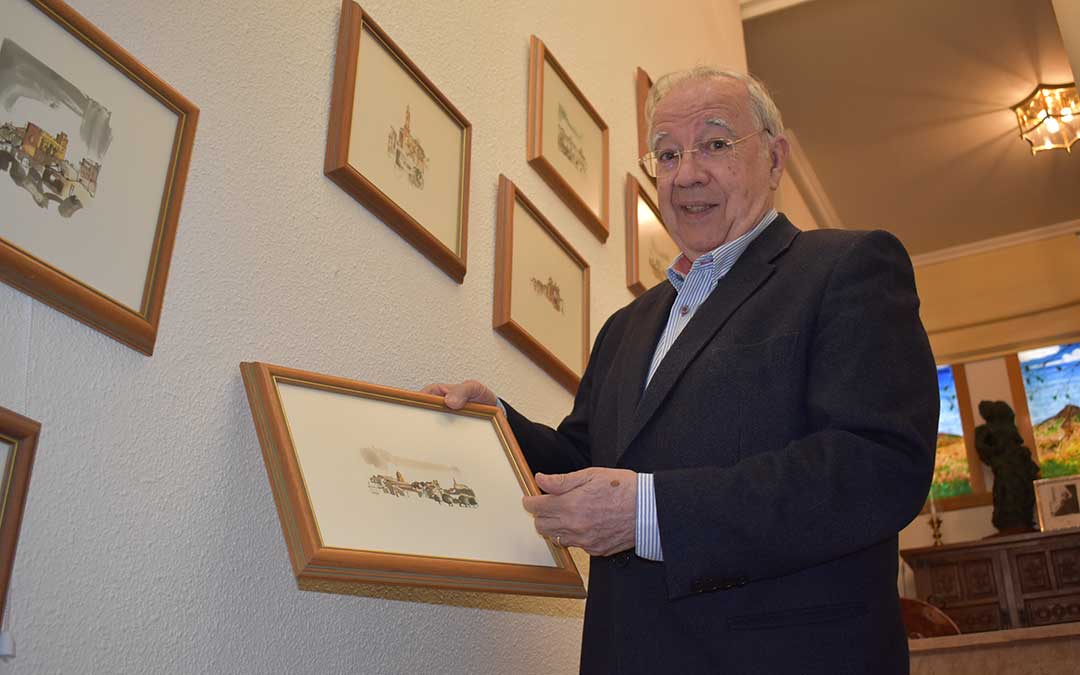 Miguel Caballú tiene en su casa numerosas ilustraciones e imágenes de los distintos pueblos del Bajo Aragón.