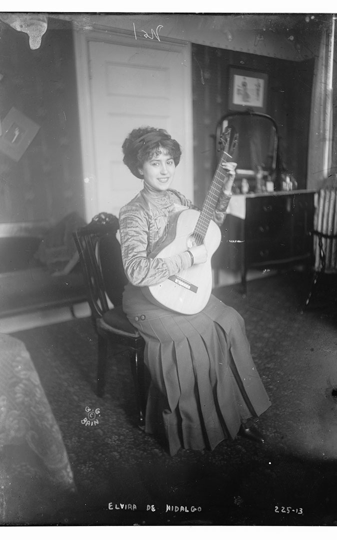 Elvira de Hidalgo joven momento mayor esplendor guitarra