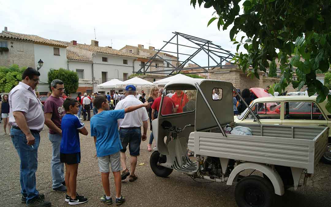 azaila-encuentro-de-vehiculos-clasicos-y-antiguos