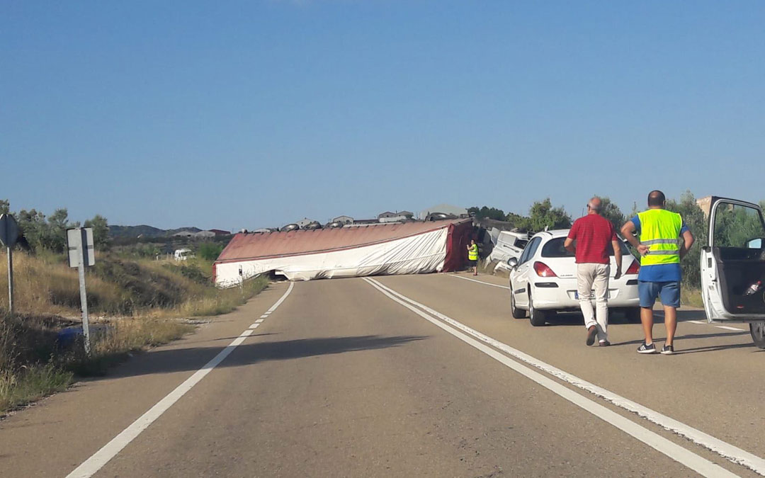 camion vuelca N211 Alcorisa