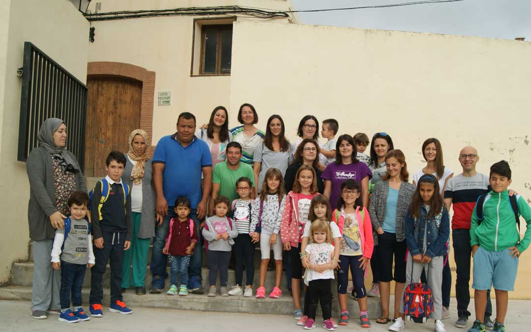 Personal docente, padres y madres y los alumnos de Berge ayer, antes de entrar al colegio en una mañana para enmarcar pues esta localidad cuenta con seis escolares que a sus tres años entran nuevos en Infantil. Suman 15 estudiantes en total y eso supone que este año pasen de un aula, a dos.