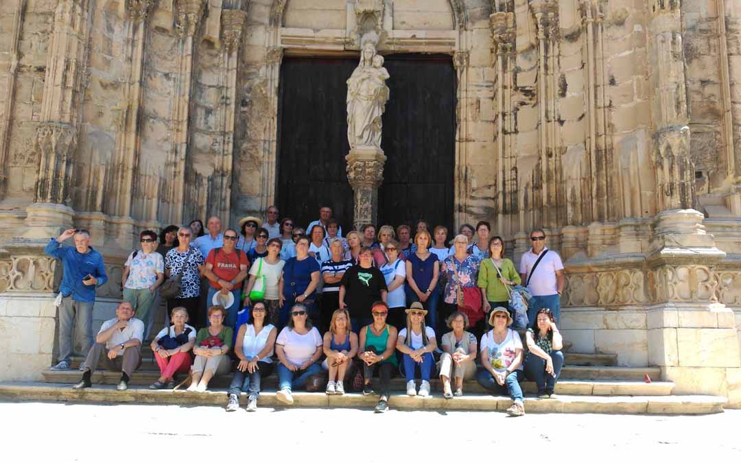 Un grupo de turistas en Caspe visitando la localidad este verano.