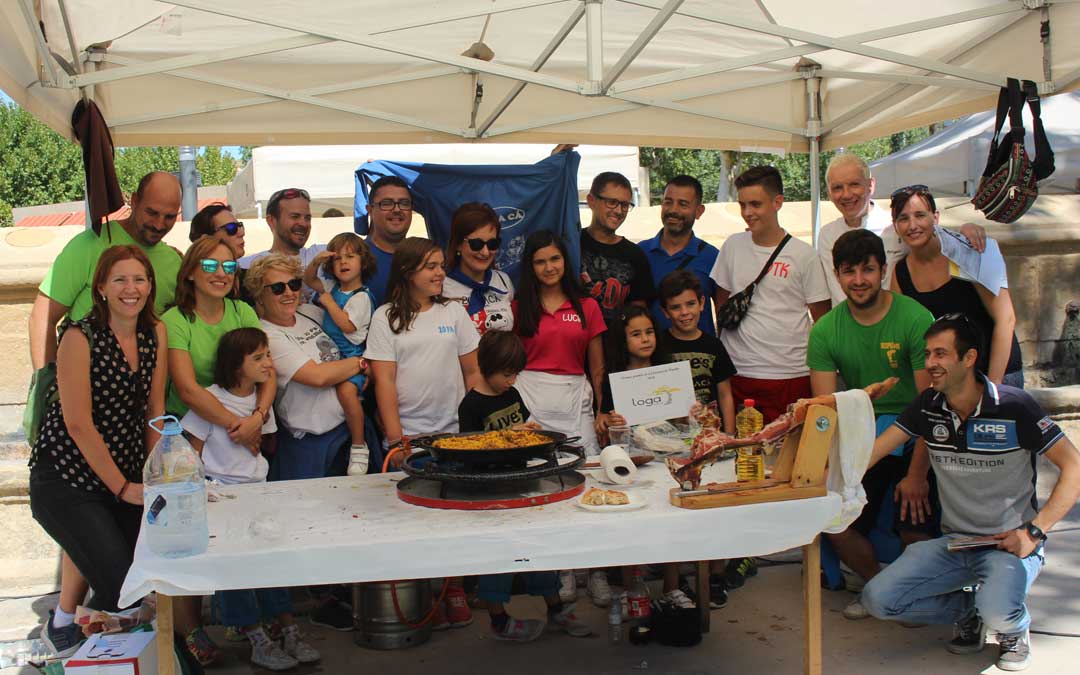 La peña ganadora del concurso de paellas, Vente pa'ca, junto con el jurado, patrocinadores y otros participantes