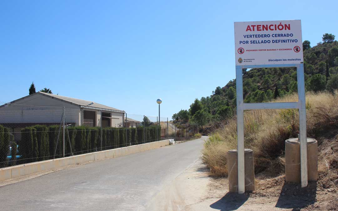 En el acceso a la escombrera ya se puede ver un cartel informativo
