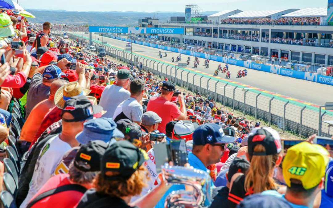 La grada de resta de meta abarrotada de público este domingo, al igual que los balcones d elas salas VIP’s (enfrente), en el inicio de la carrera de MotoGP. la comarca