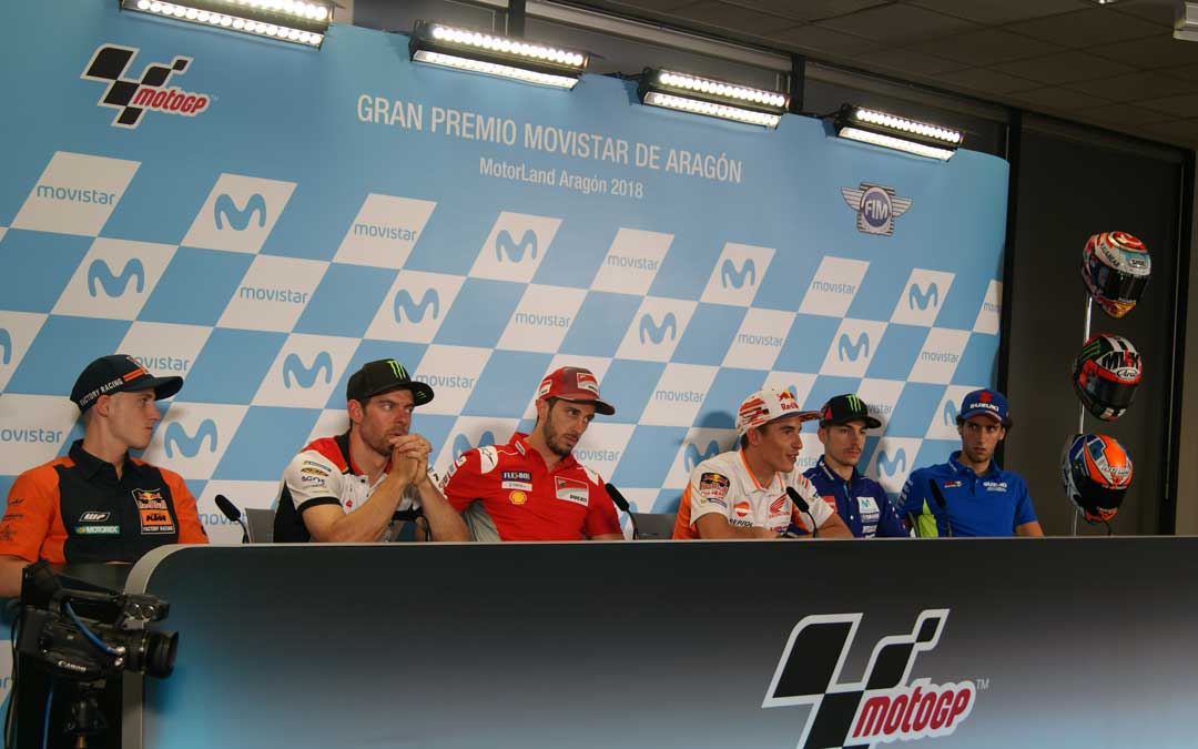Uno de los momentos divertidos de la rueda de prensa de este jueves en la que participaron Pol Espargaró, Cal Crutchlow, Andrea Dovizioso, Marc Márquez, Maverick Viñales y Álex Rins. Casi una hora duró la comparecencia de los seis que respondieron a todas las cuestiones que tuvieron los periodistas acreditados de medio mundo.