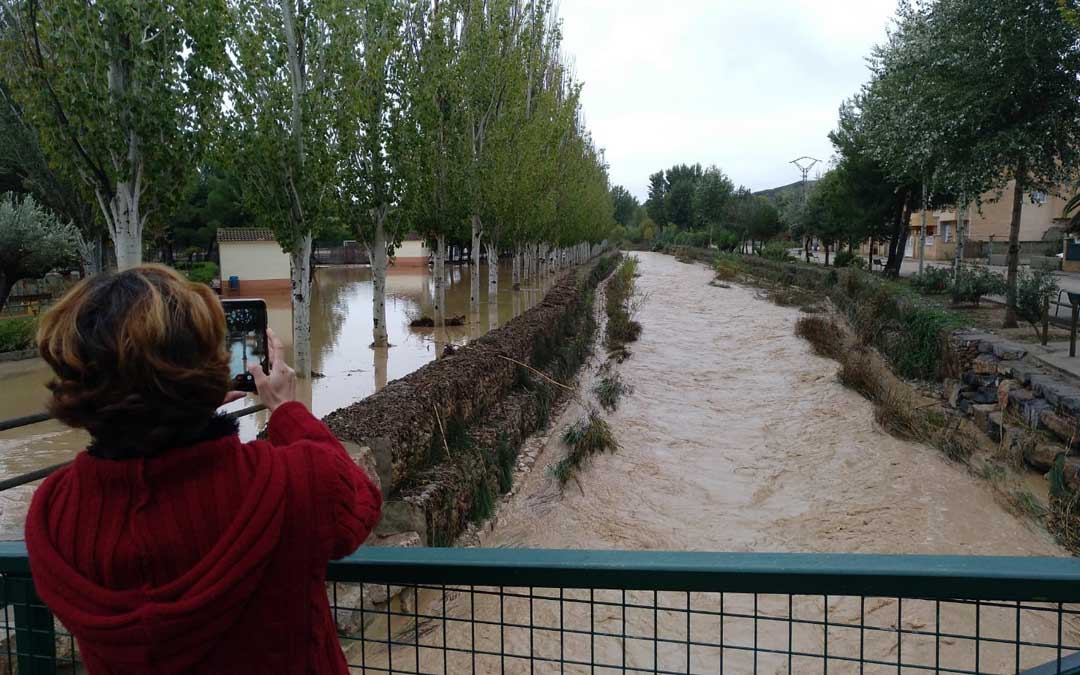 Vecina de Albalate contemplando la riada este sábado