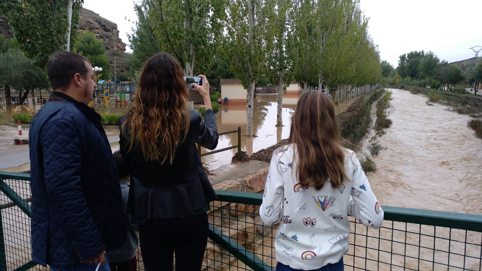 Tres vecinos de Albalate observando el río Martín este sábado. Foto: Alicia Martín