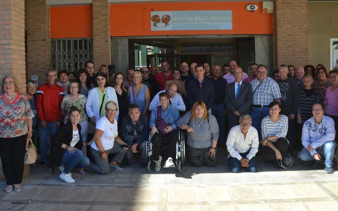 Foto de familia de usuarios, trabajadores y representantes institucionales ayer tras la inauguración de la sede de Asapme en Alcañiz.