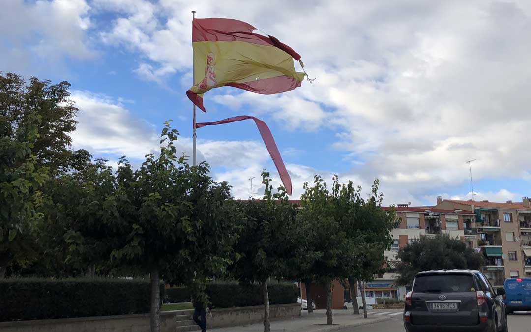 La bandera de España está hecha jirones
