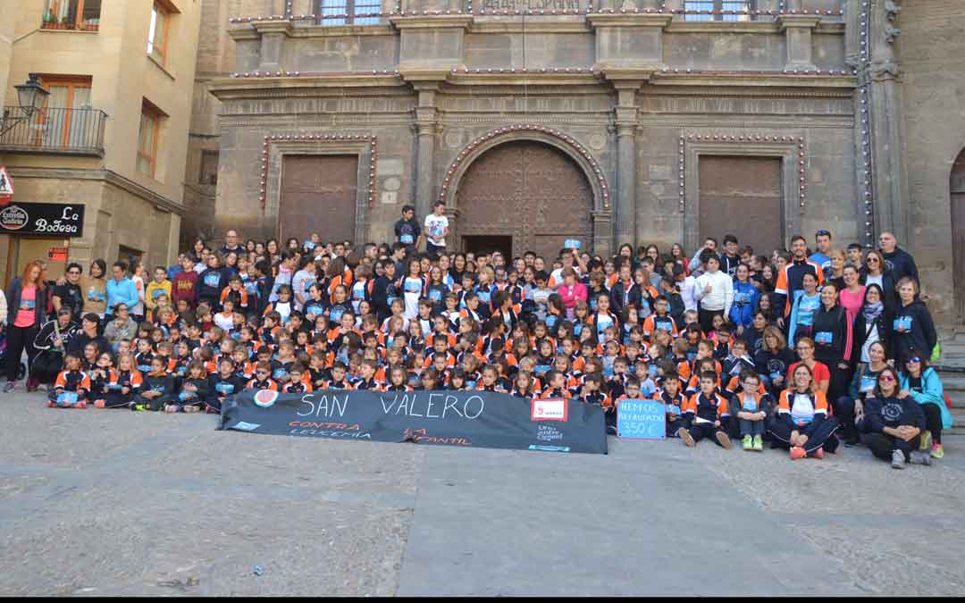 Foto de familia tras la carrera solidaria en la plaza de España