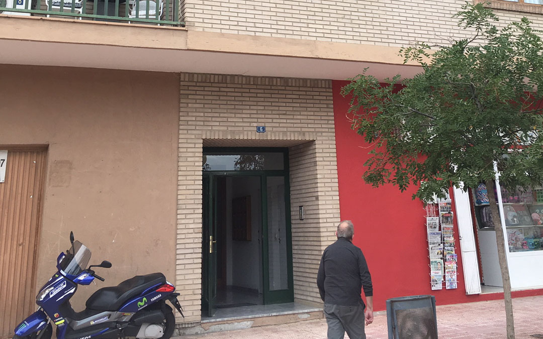 El incendio se produjo en un piso del número 6 de la Ronda de Caspe.