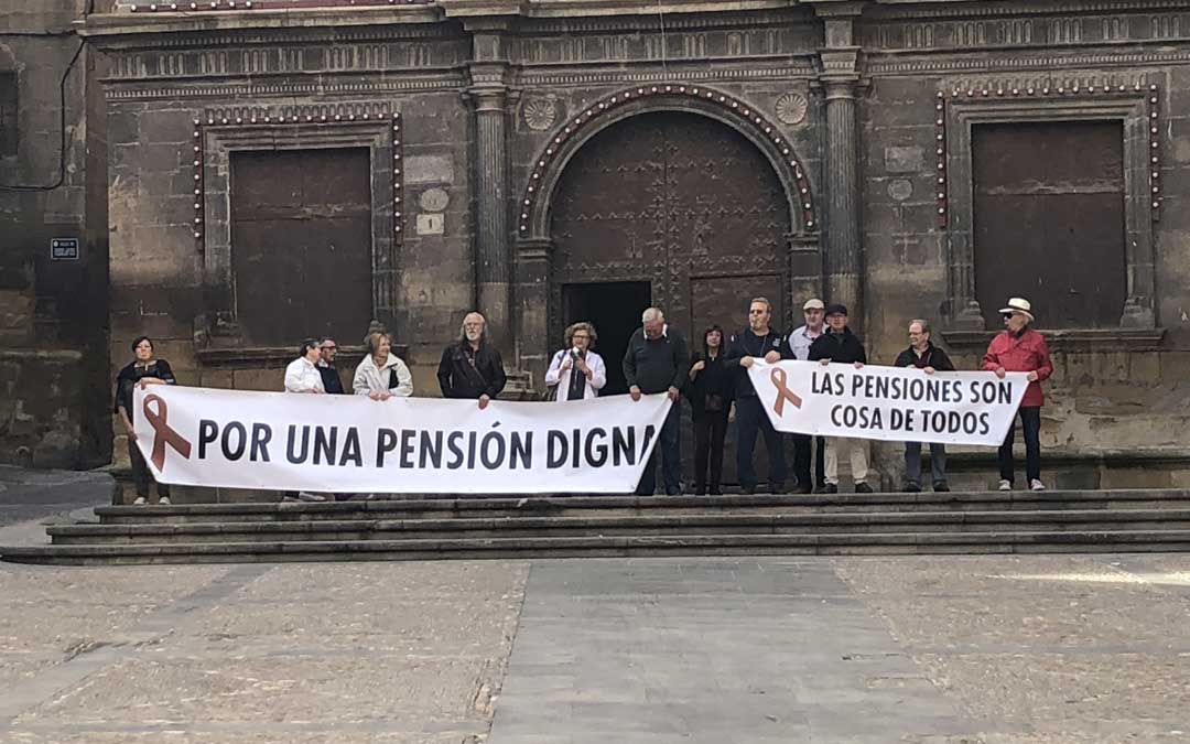 Concentración este lunes al mediodía en la plaza España de Alcañiz. l. castel