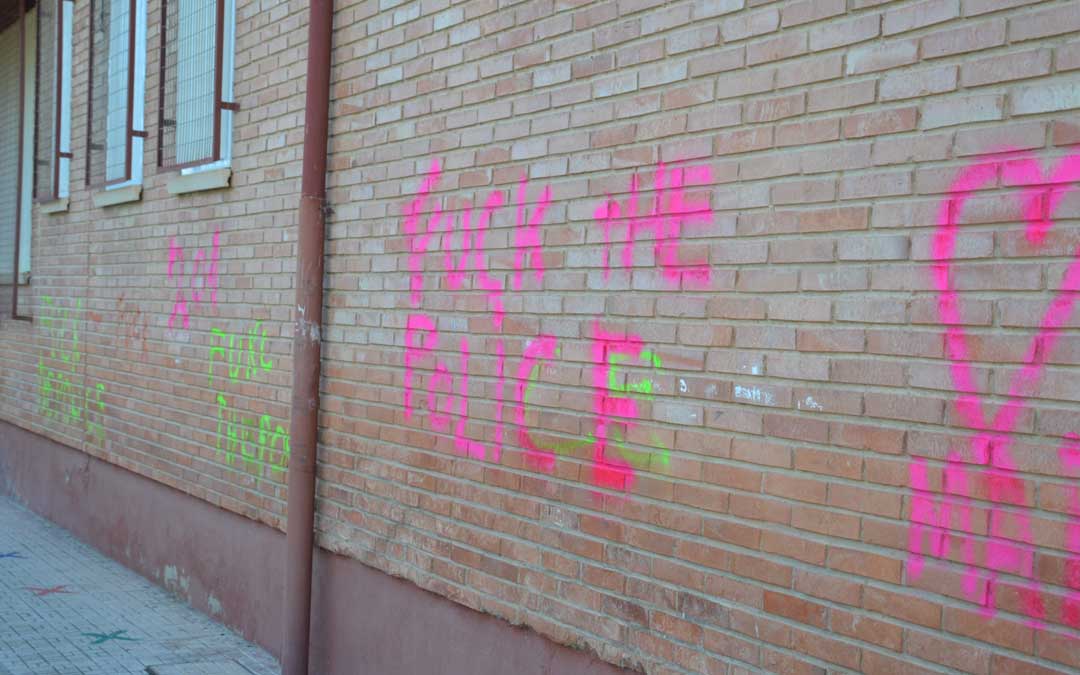 Fachada trasera del edificio principal del colegio Emilio Díaz de Alcañiz llena de pintadas el jueves por la tarde.