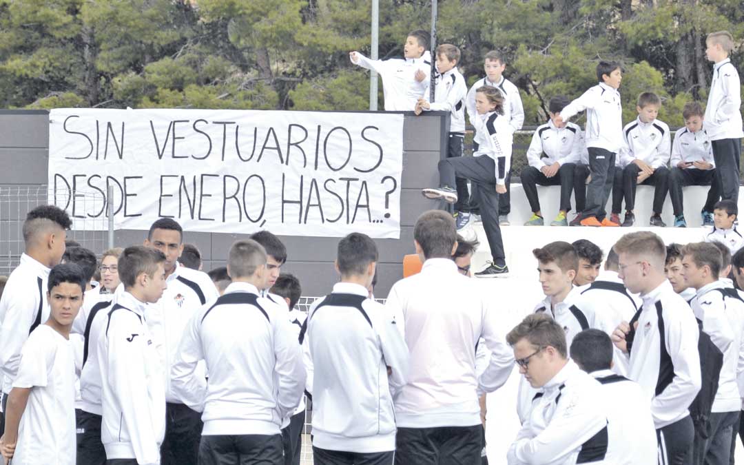 Parte de la cantera, antes de la presentación, junto a la pancarta.