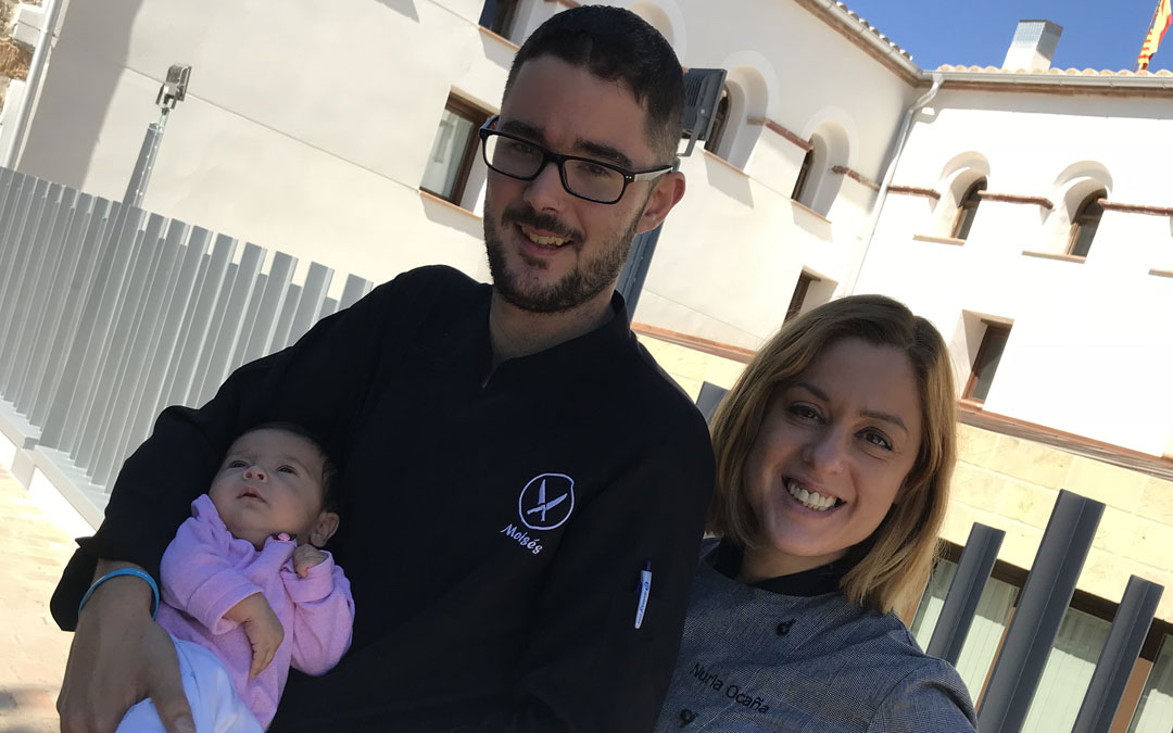 Moisés MIllán, Nuria Ocaña y su bebé.