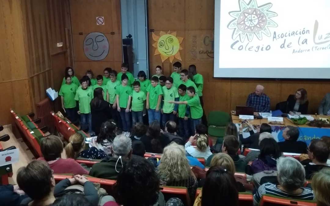 Actuación de los alumnos durante la presentación. GLORIA FUERTES