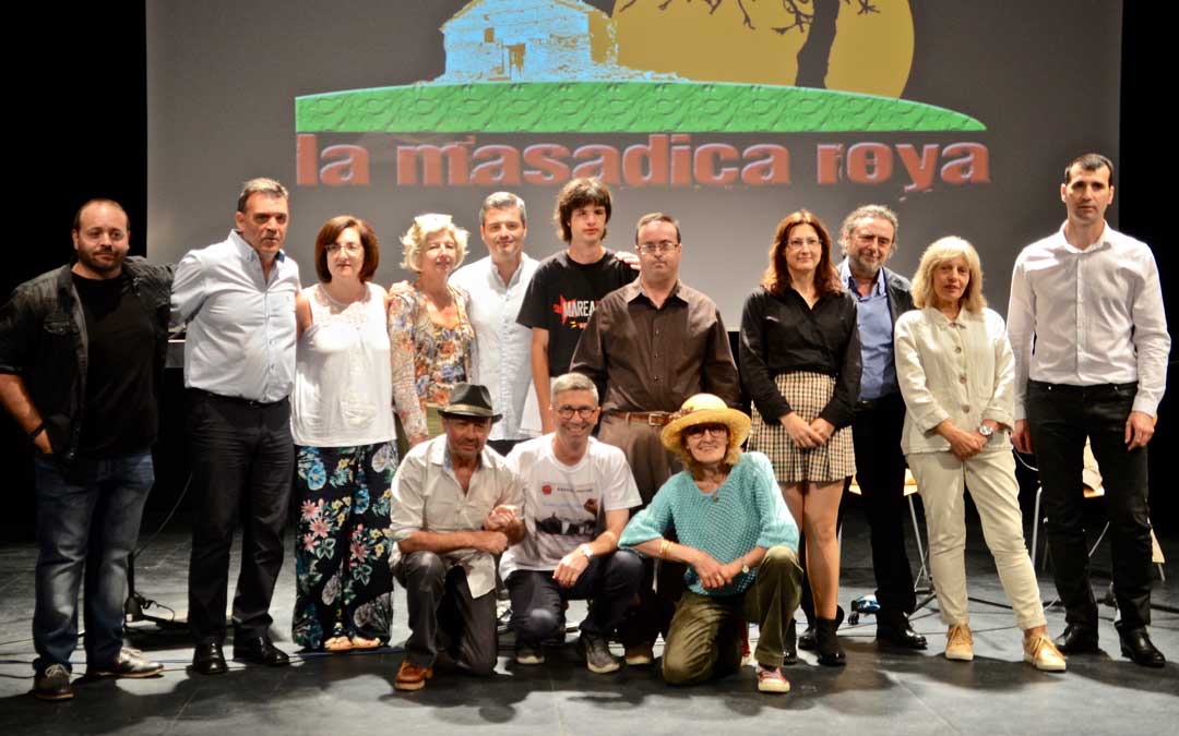 Foto de familia de todos los participantes. la masadica roya