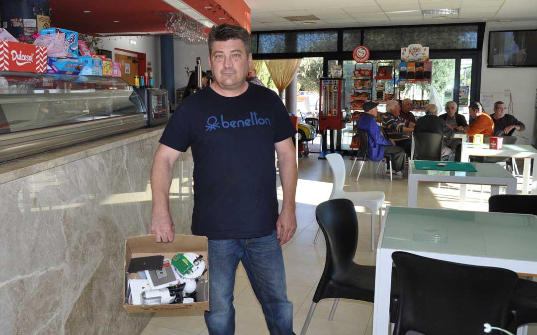 El gerente del Bar de Las Piscinas de Valjunquera muestra el destrozo que los ladrones hicieron en el sistema de seguridad
