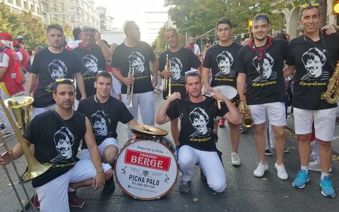 Los de Berge durante el pasacalles por el centro de Zaragoza. CHARANGA VIRGEN DE LA PEÑA